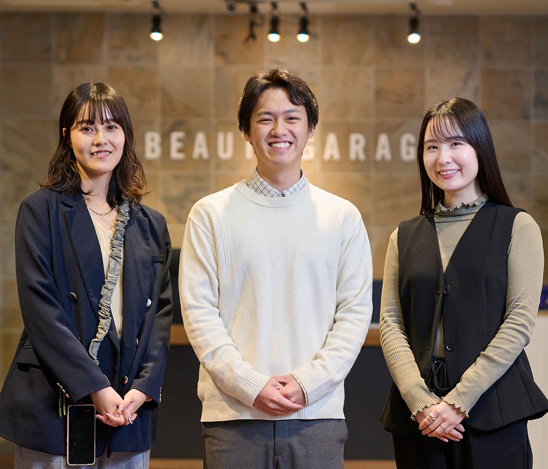 女性社員二人と男性社員一人